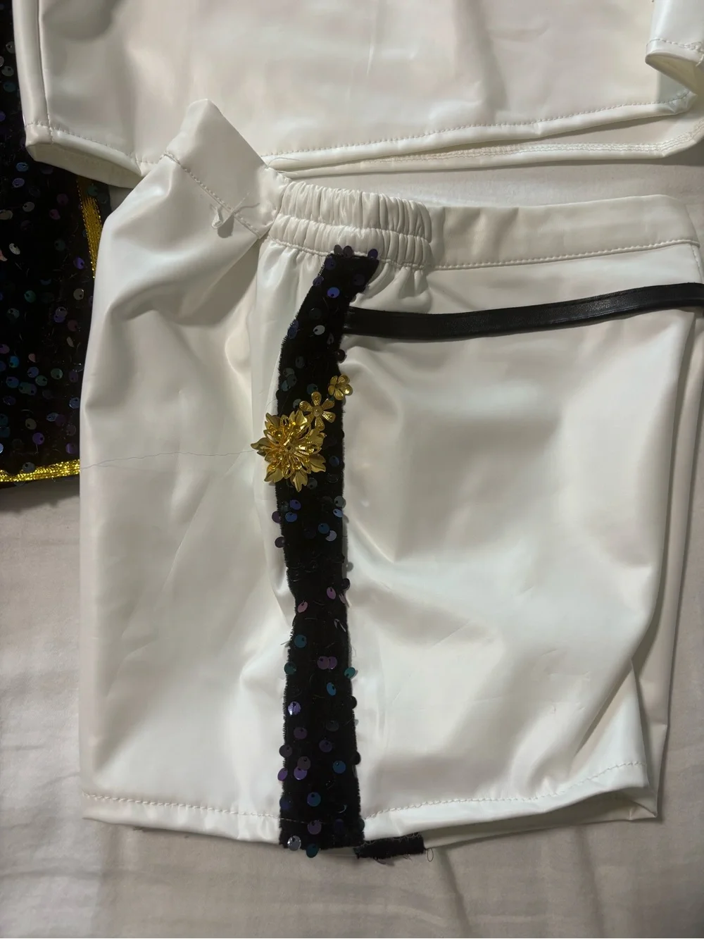 KPOP DEMON HUNTRX deluxe RUMI golden Sequin Cropped Jacket & White Crop Top Set - Picture 6 of 12